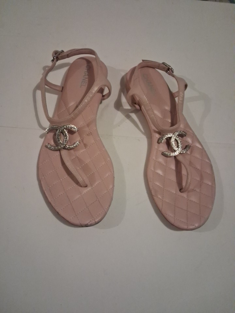 CHANEL Pink Quilted Logo Thong Sandals - Picture 2 of 16